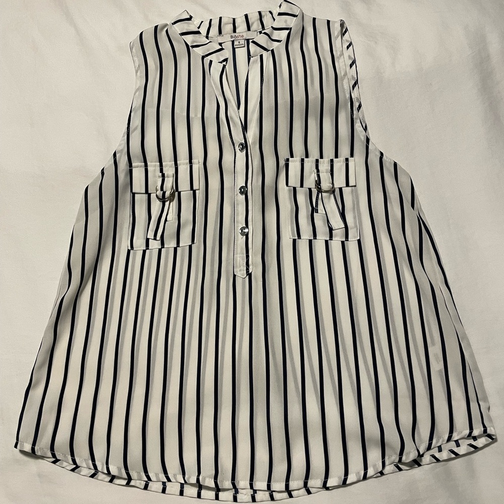 Blāshe white and black sleeveless blouse with silver details, size Small